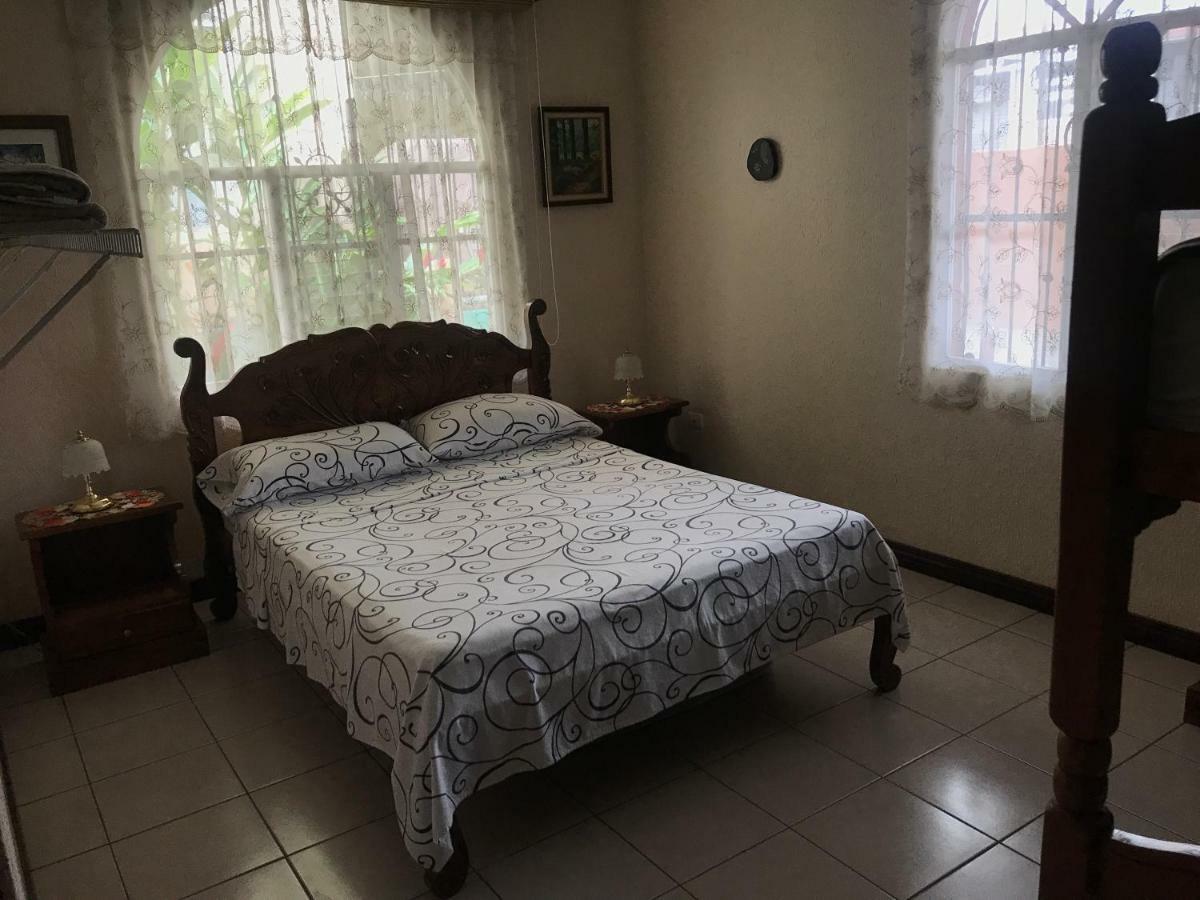 Casa Del Suizo Bed & Breakfast Desamparados  ภายนอก รูปภาพ