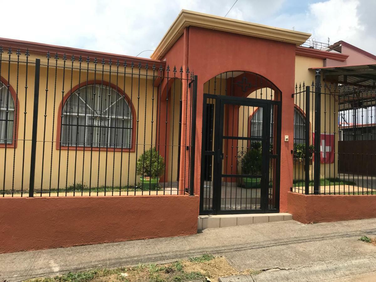 Casa Del Suizo Bed & Breakfast Desamparados  ภายนอก รูปภาพ
