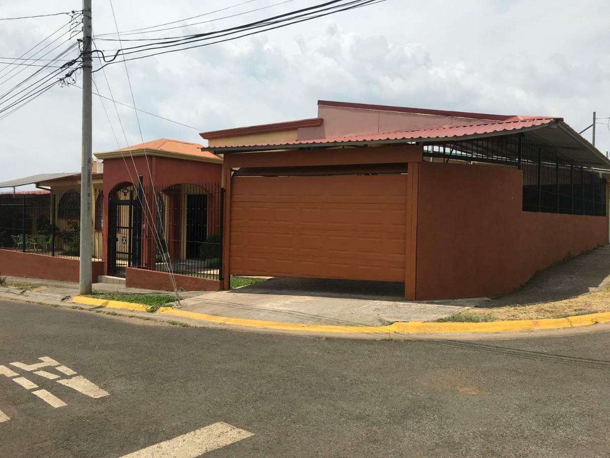 Casa Del Suizo Bed & Breakfast Desamparados  ภายนอก รูปภาพ