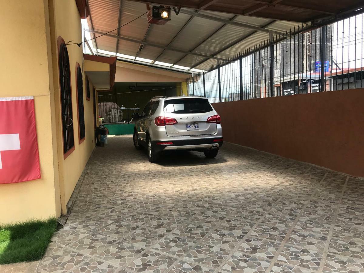 Casa Del Suizo Bed & Breakfast Desamparados  ภายนอก รูปภาพ