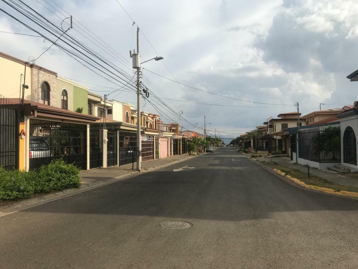 Casa Del Suizo Bed & Breakfast Desamparados  ภายนอก รูปภาพ